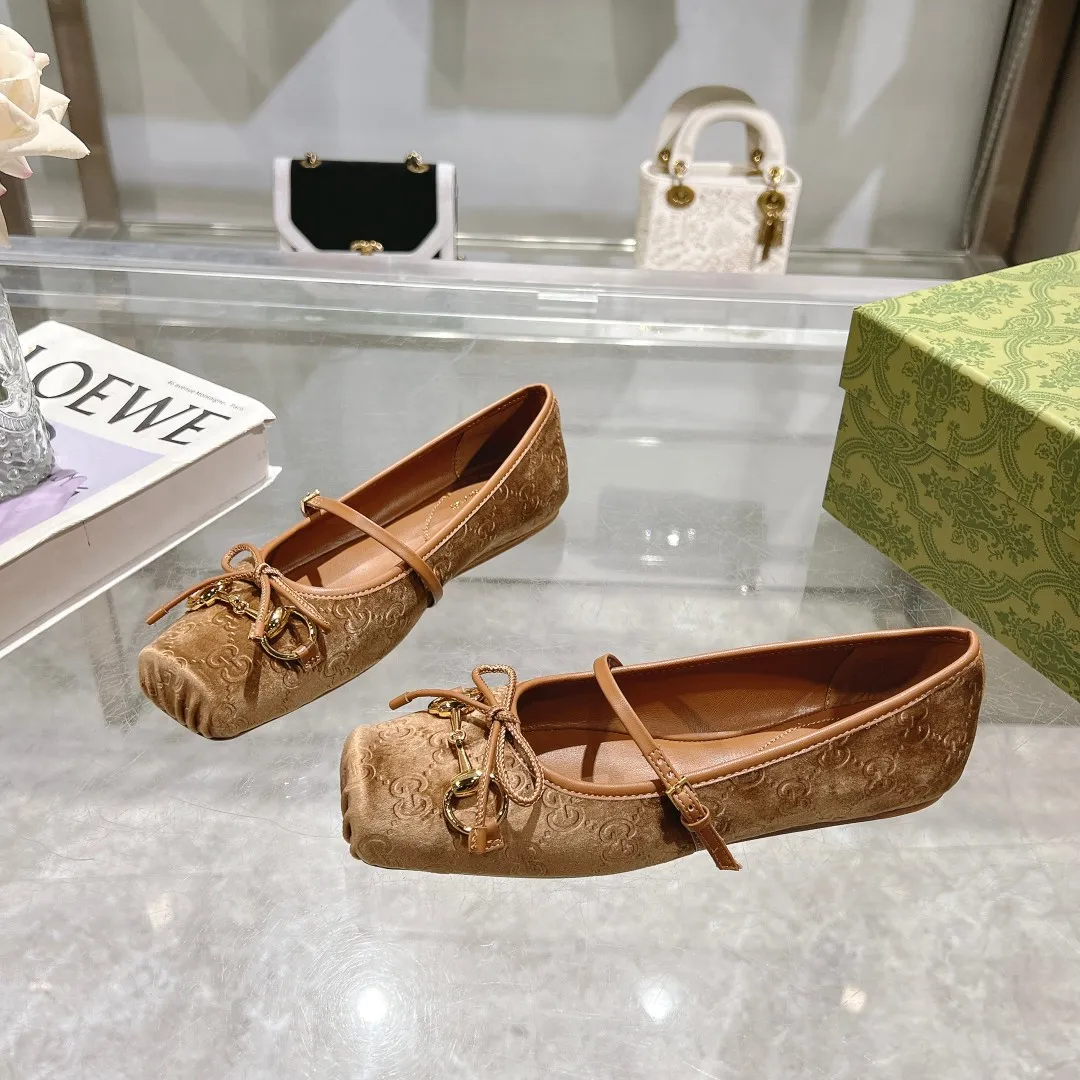 👟👟Ex-factory price 560👟👟 Gucci Horsebit series women's ballet flats. This iconic horsebit ballet flats features a square toe design and elegant bow details, paying tribute to the traditional ballet shoe style. This piece is crafted from Gucci ankh leather and embellished with a light gold-tone horsebit buckle. A 'sacchetto' construction with a soft, padded insole provides a great fit. ✅Size: 35-42 (customized for 40-42) ✅Sole material: Imported Italian genuine leather sole ✅Packaging: Brand new red box packaging